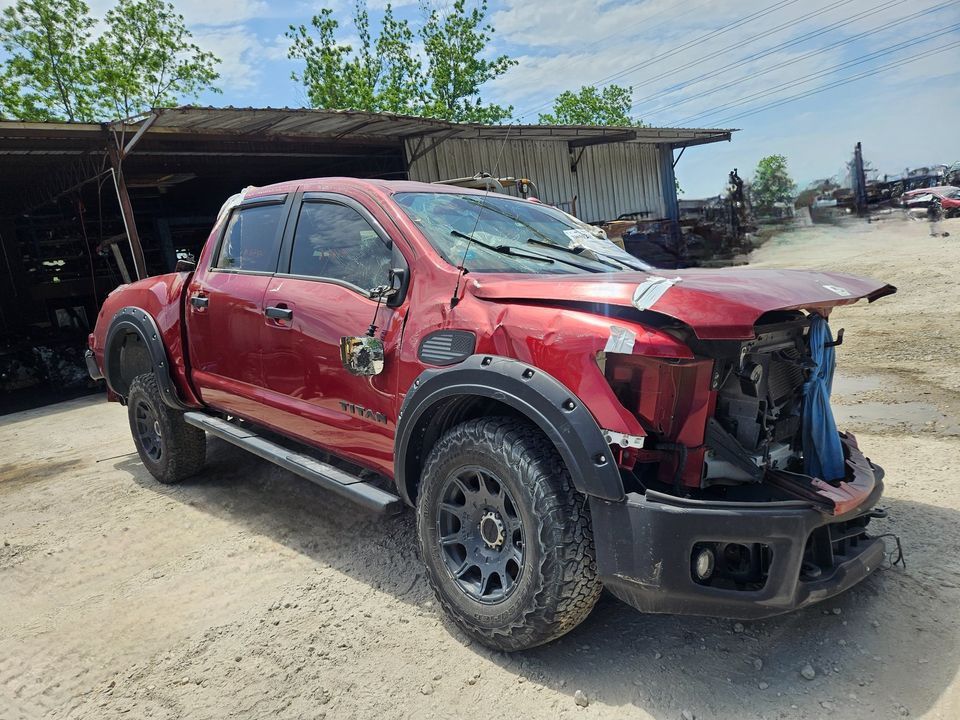 17 Nissan TITAN CREW CAB 4WD AT 5.6  For Parts