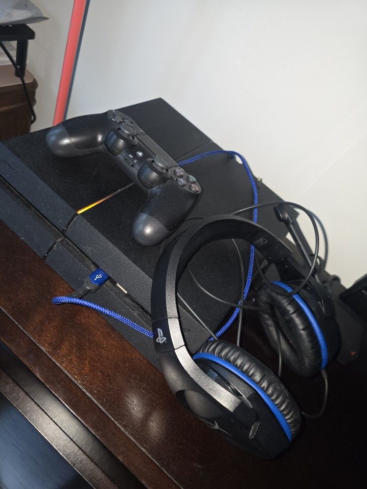 500 GB PS4 Console w/gaming headset, controller, and new Black Ops 4/Used BO 3