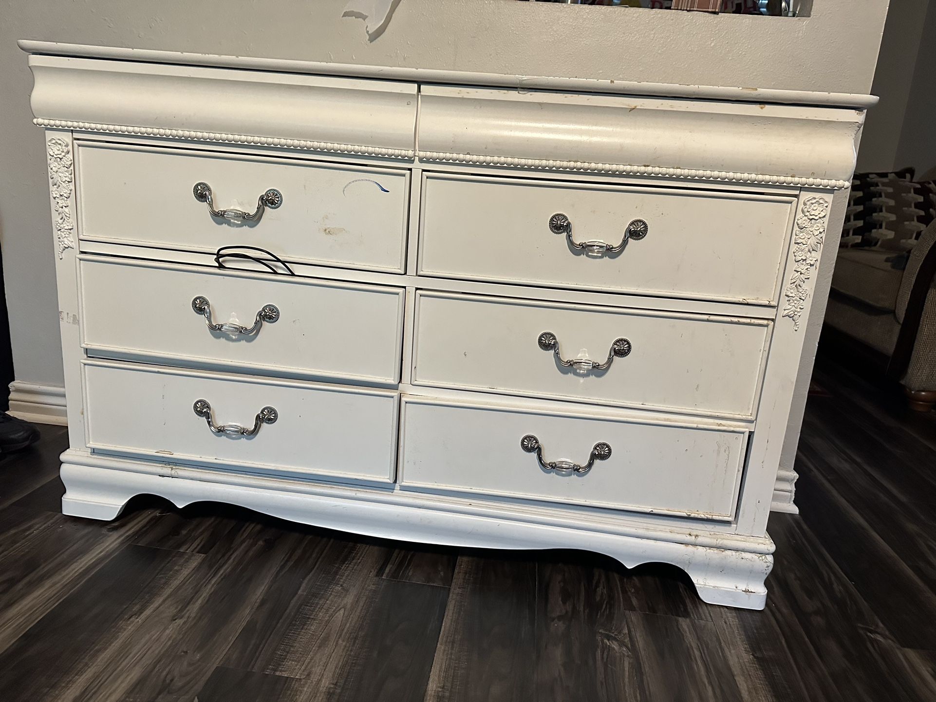 Queen Size Dresser, Perl Color 