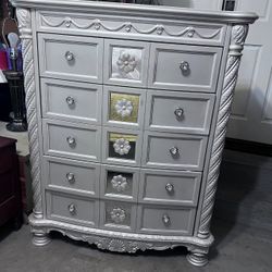Clothes chest. Silver Finish, made by Ashley Furniture in excellent condition. Hablo español y hago entrego