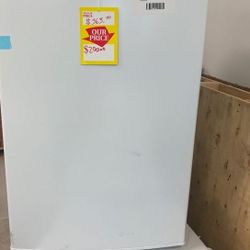 3.0 Cu Ft Mini Feeezer ❄️ GV4X 