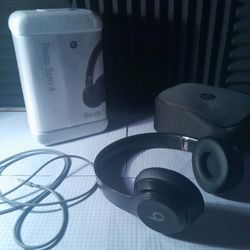 
Beats Solo 4 Wireless Headphones - Good Condition (Bluetooth Stopped Working)