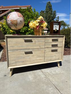 Solid Walnut Wood 5 Drawer Dresser Chest of Drawers Furniture Excellent Condition
