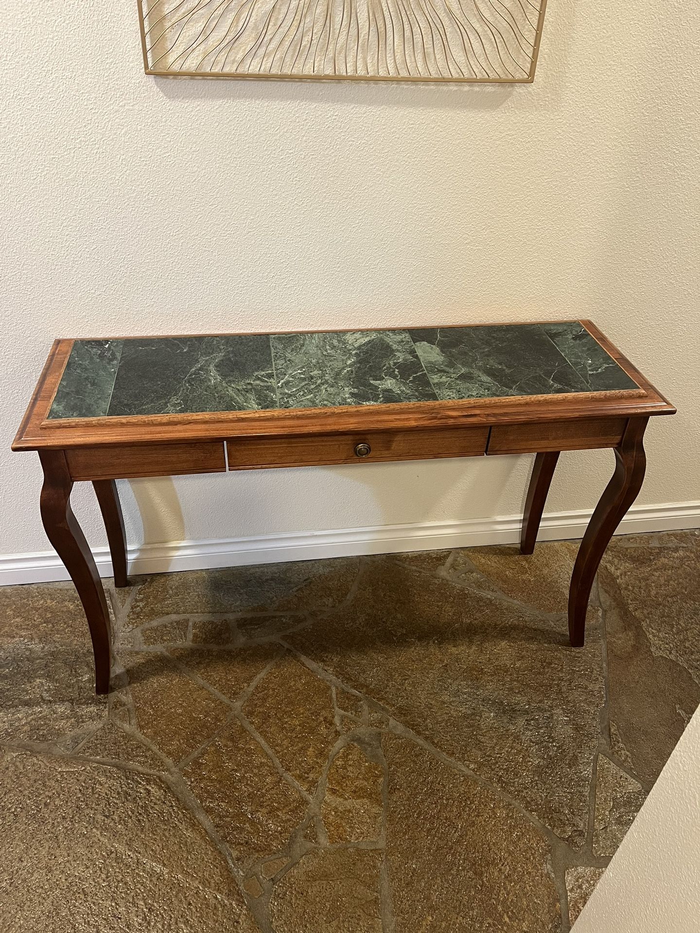 Beautiful Vintage console table with a green marble top and cabriole legs In Excellent Condition