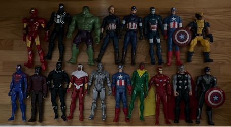 Set of 18 Action Figures