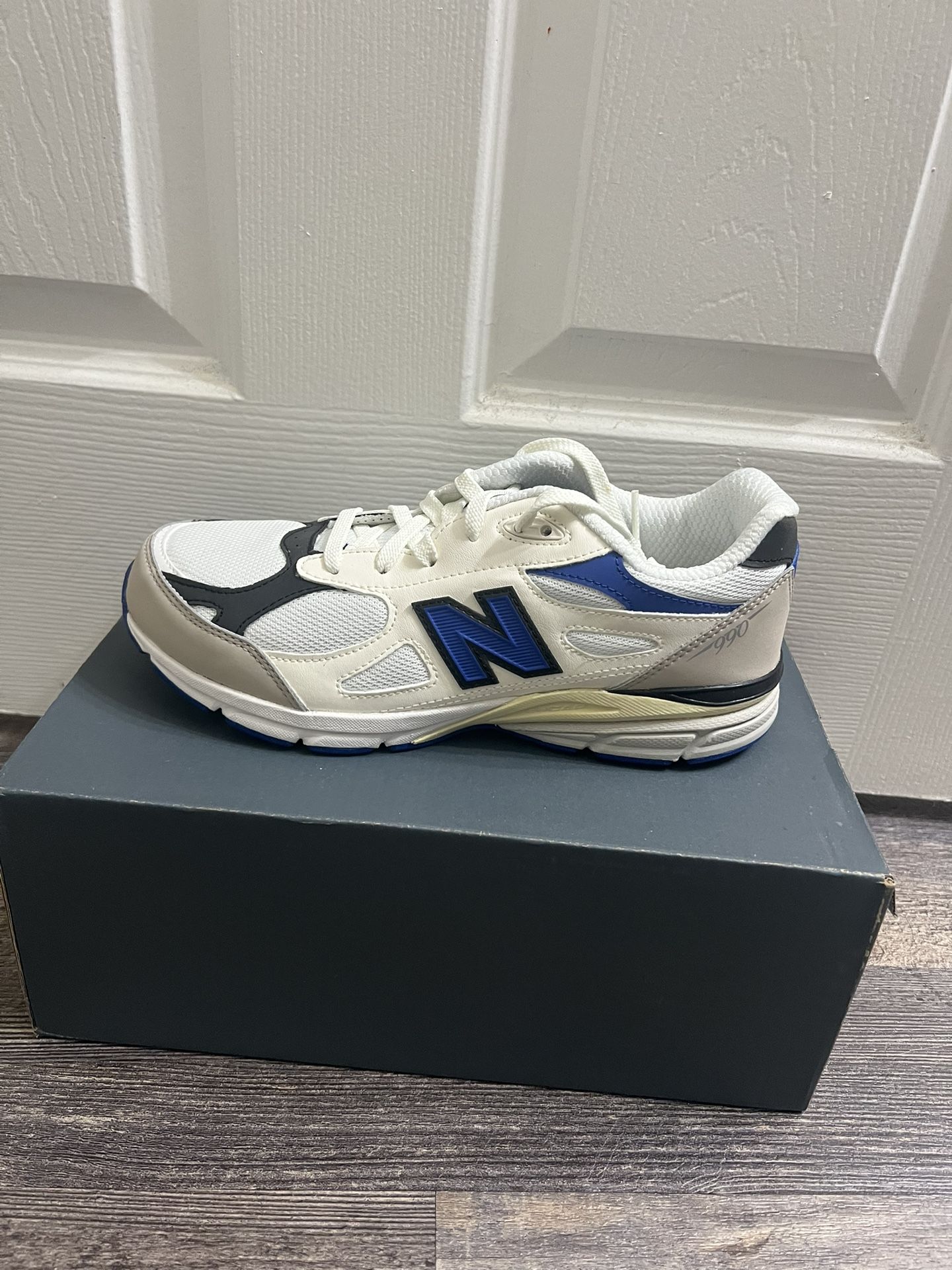 New Balance 990 V4