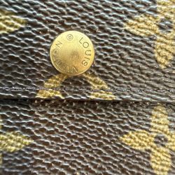 Authentic LOUIS VUITTON Wallet In monogram 