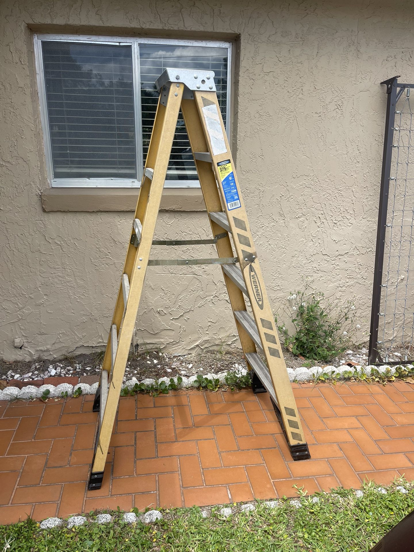 6ft Ladder - Escalera De 6 Pies 