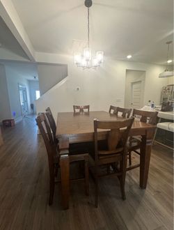 Dining table with 8 chairs and Leaf