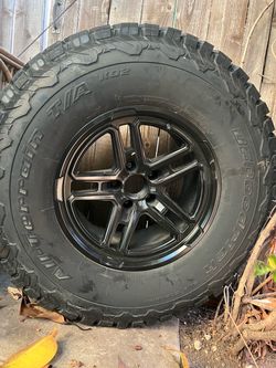 Jeep BFG KO2 317/70r17 tire with RockTrix Wheel