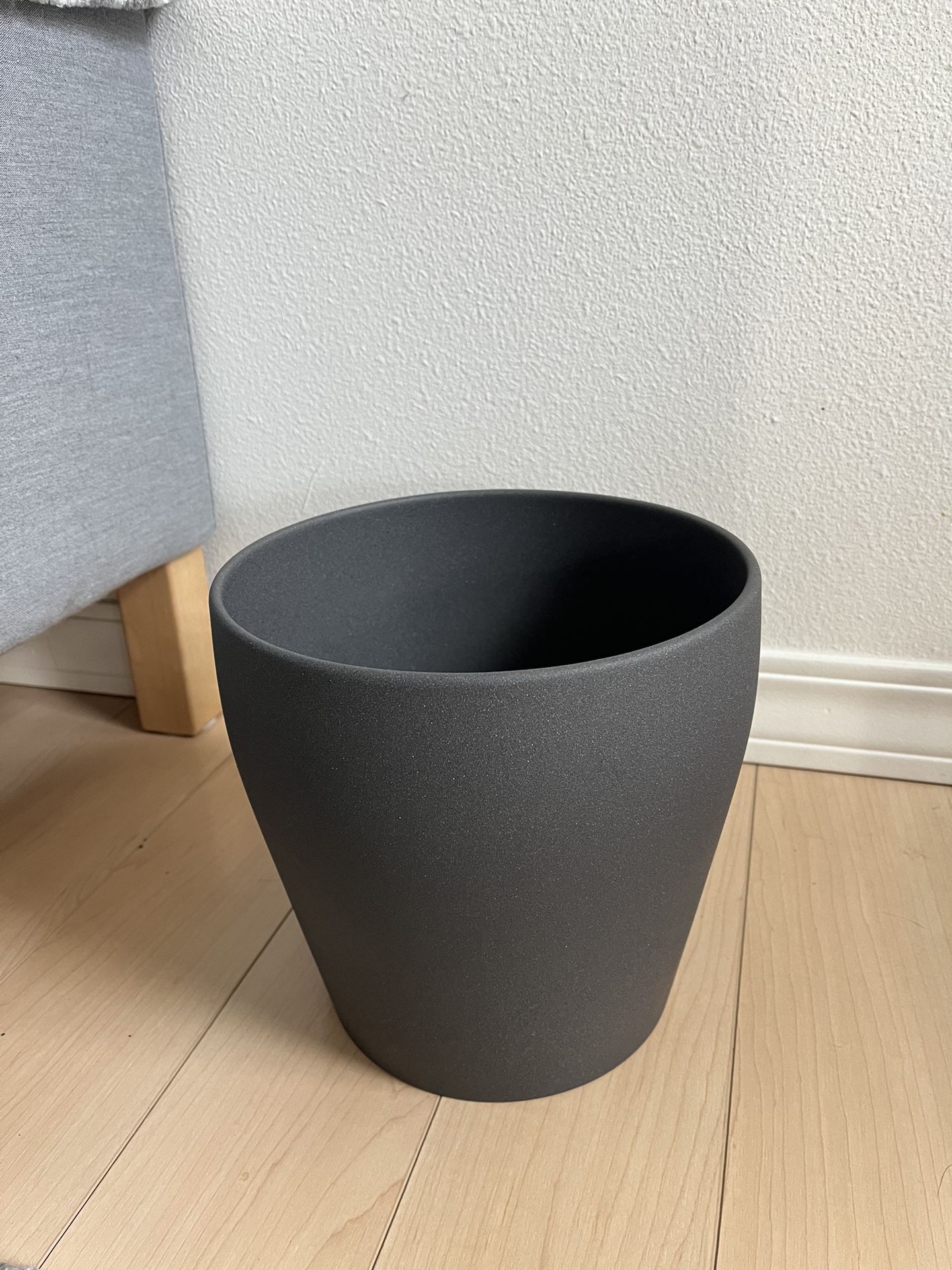 Persillade Dark Grey Plant Pot