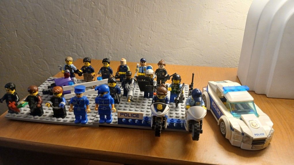 Lego City Police/Swat Minifigs, Bikers, Car, Guns, Barrier 
