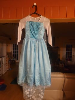 Princess ELSA Frozen Size 8 Dress with accessories