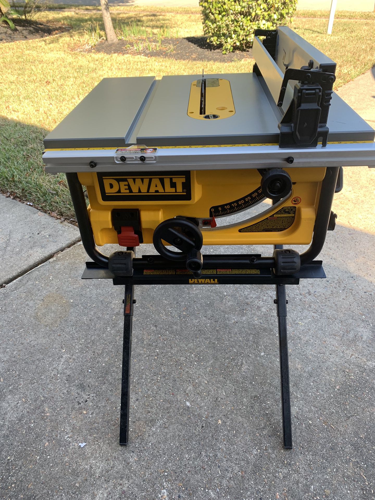 DEWALT 15-Amp Corded 10 in. Compact Job Site Table Saw w/ stand - comes as pictured - NEW