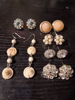 Pretty earrings lot