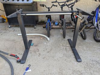 Crank adjustable desk frame