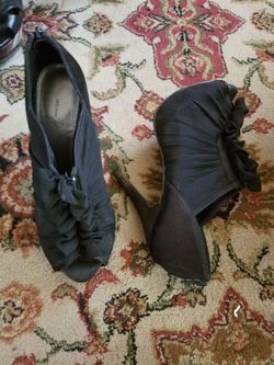 Black heels size 6