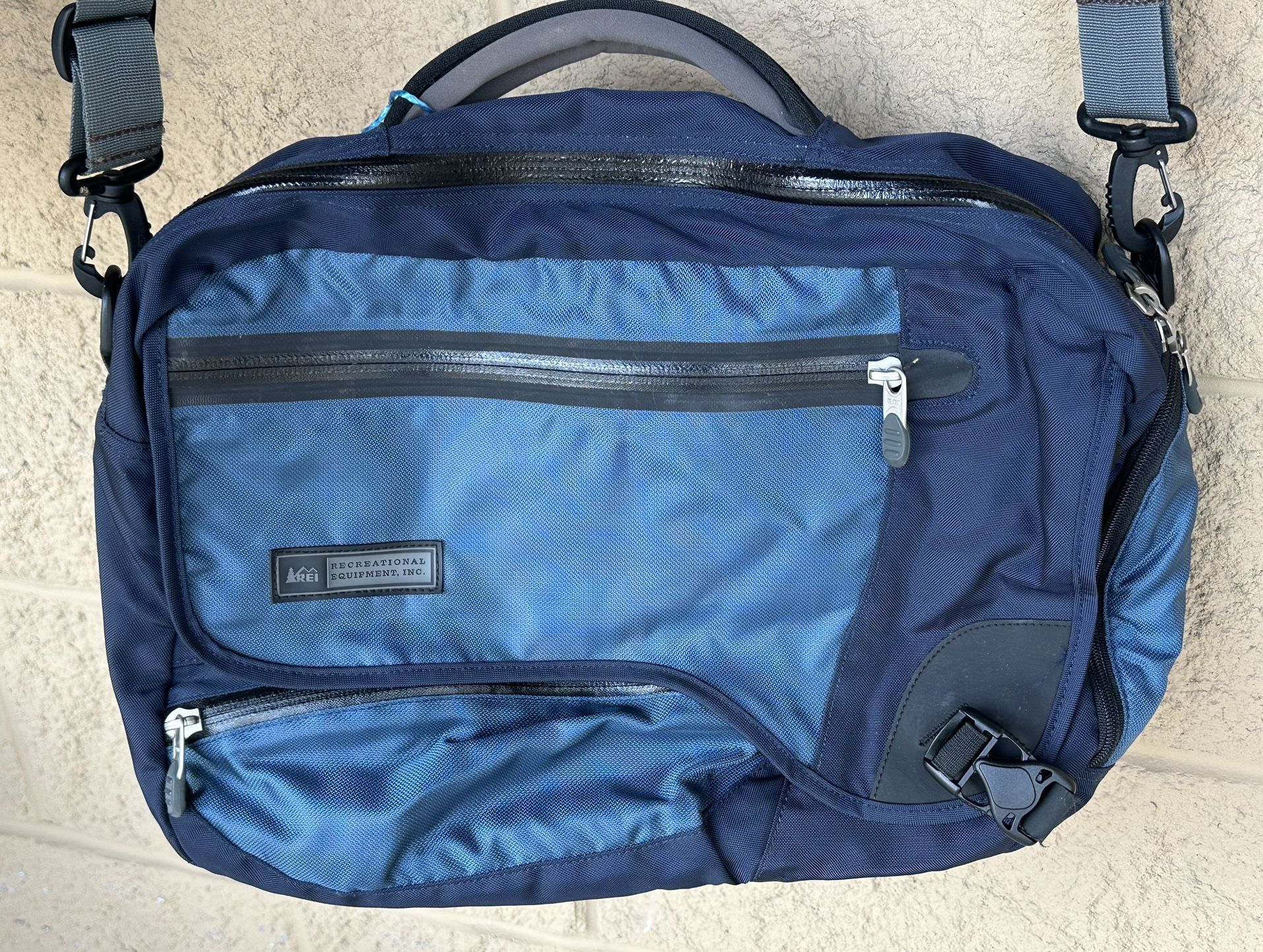 REI Nylon Shoulder Laptop Travel Bag Lots Of Storage