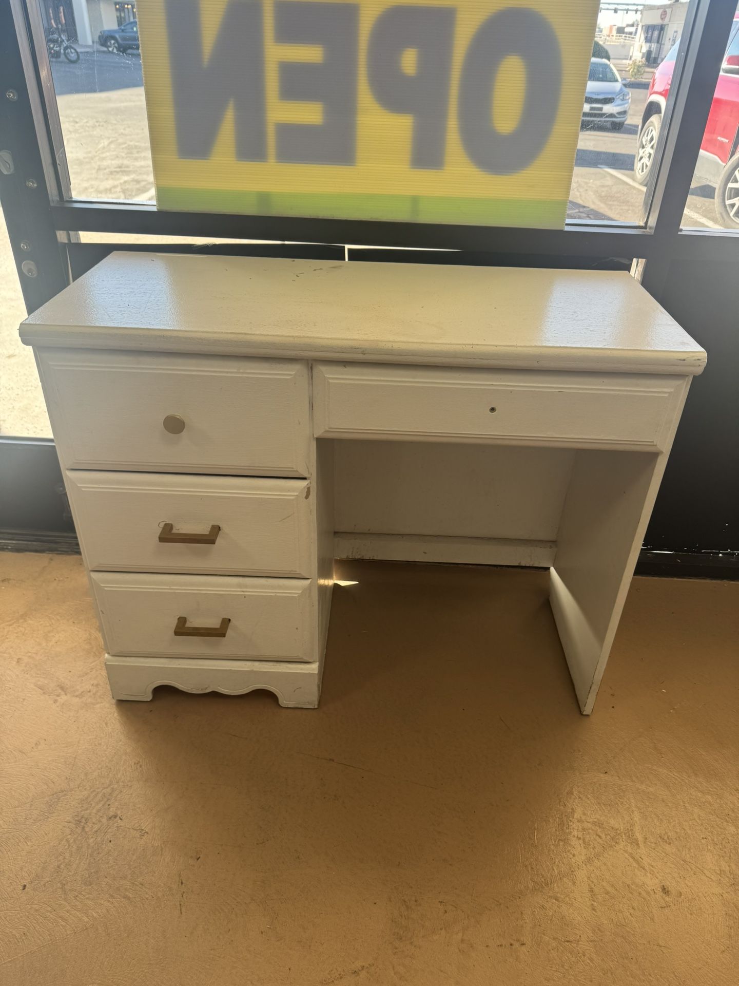 ✨ Cute White Desk / Vanity with Gold Hardware – 3 Drawers ✨