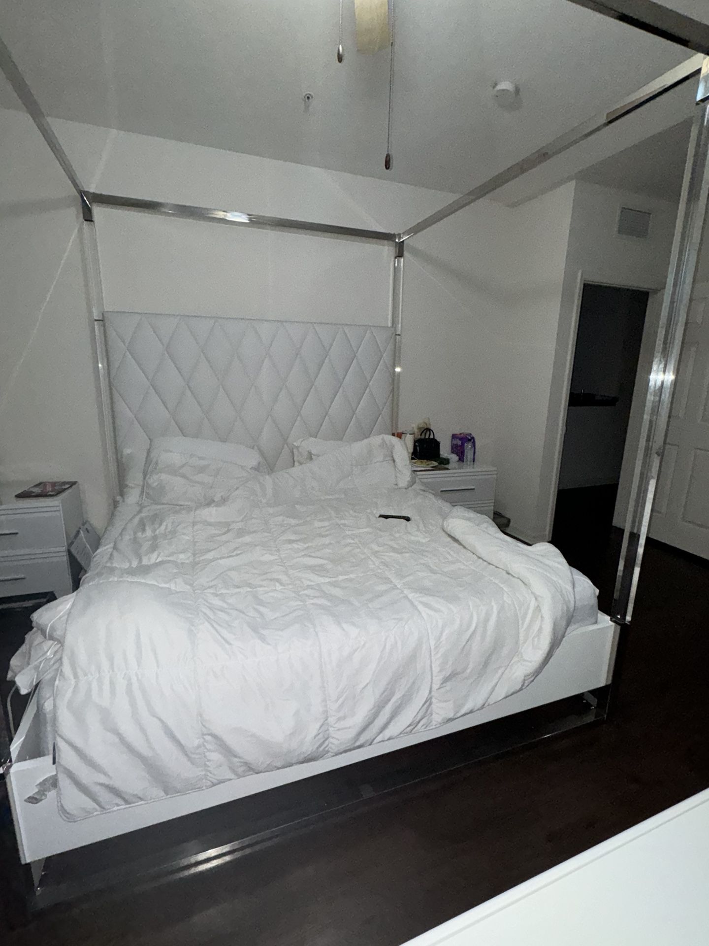 King Miami White Uph Canopy Bed