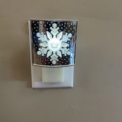 Bath & Body Works Wildflower Xmas Plug In. No scent included Light up  used  .