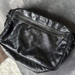 Vintage Gucci Mens Embossed Black Leather Messenger Bag Extremely Hard to Find)