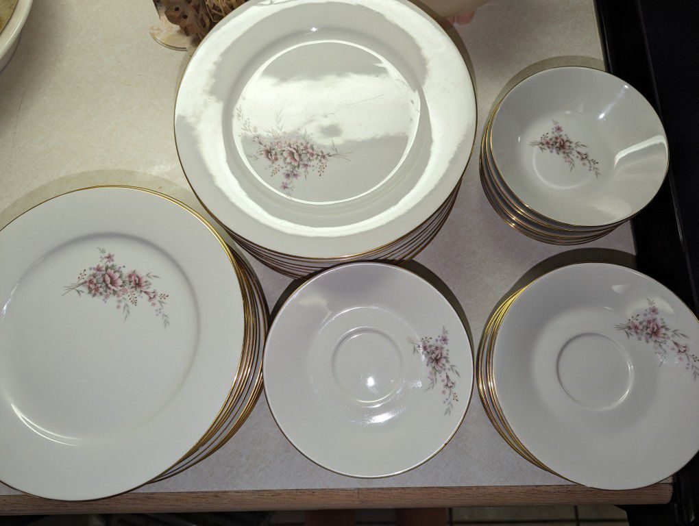 Gold Rimmed Diamante Made In Colombia Porcelain 46 Piece Dinner Plate Set