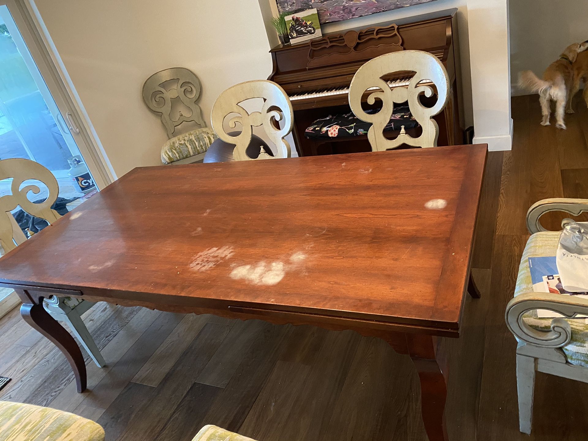 Expanding dining table