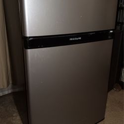 Frigidaire minifridge with freezer 