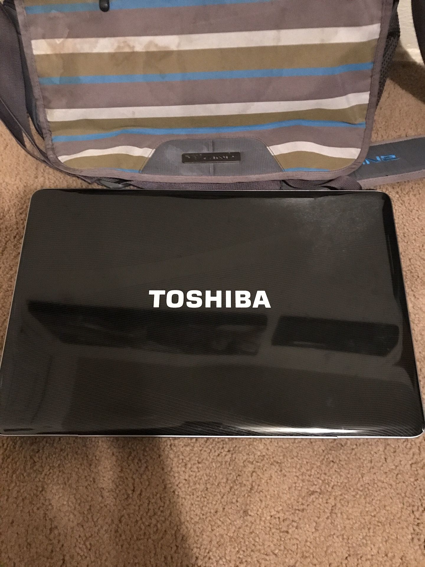 TOSHIBA LARGE LAPTOP