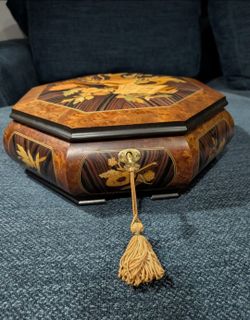 11" Vintage Giglio Asla wooden octagonal two tier musical jewelry box