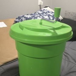 Restaurant salad spinner