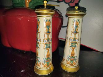 Salt and pepper grinders