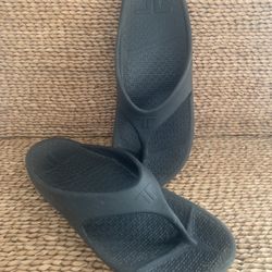 TELIC Black Arch Support Flip Flops Women’s 7