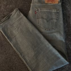 Light Wash Straight Leg Levis 
