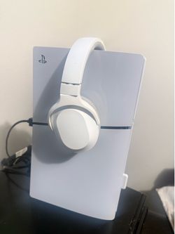 PS5 Slim Digital Bundle – 2 Controllers, Gaming Monitor & Razer Headset