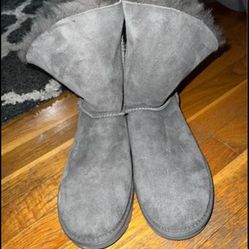 UGG, Gray, Size 9