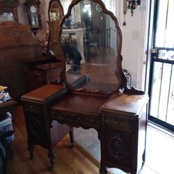 1800s Antique Wood Bedroom Set