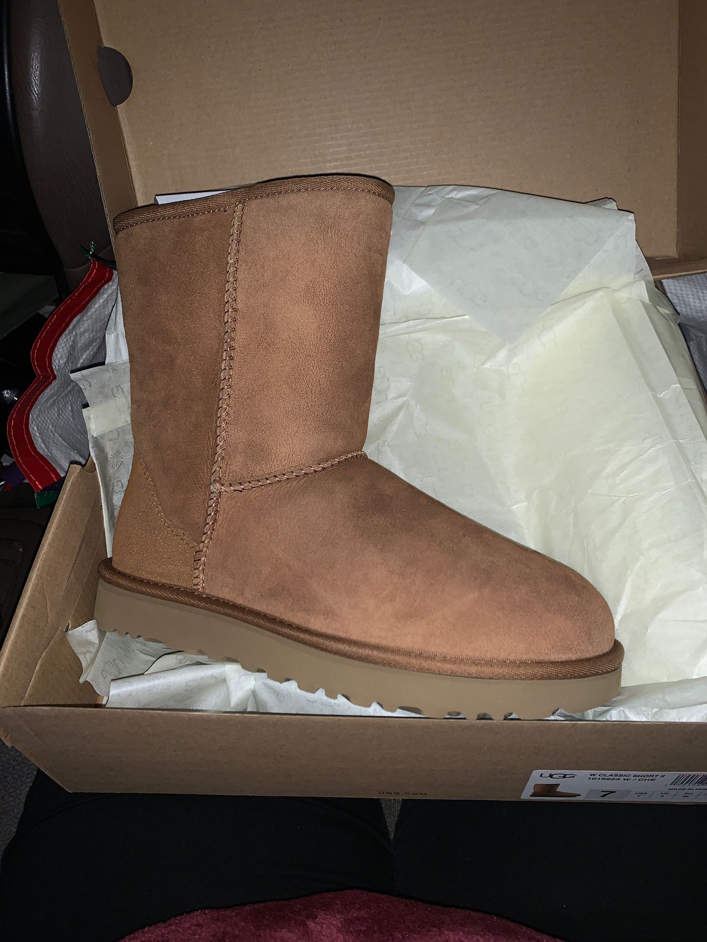 Ugg boots mid style NEW NEVER WORN
