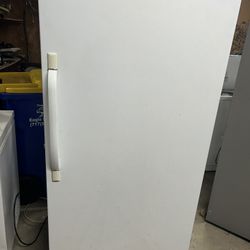 UPRIGHT FREEZER 