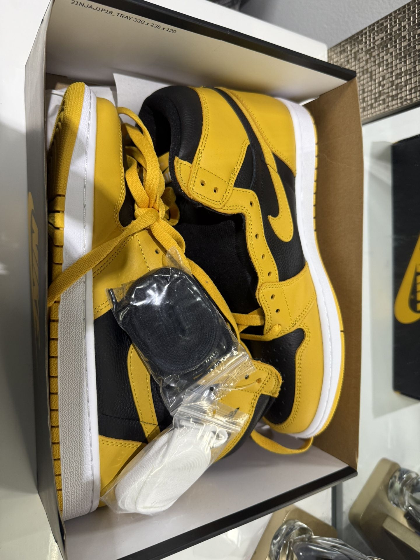 Jordan 1 Retro Black & Yellow 
