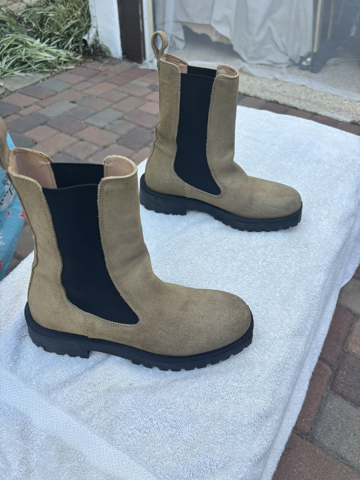 Suede short boot beige tan Size 8 black elastic made in Portugal