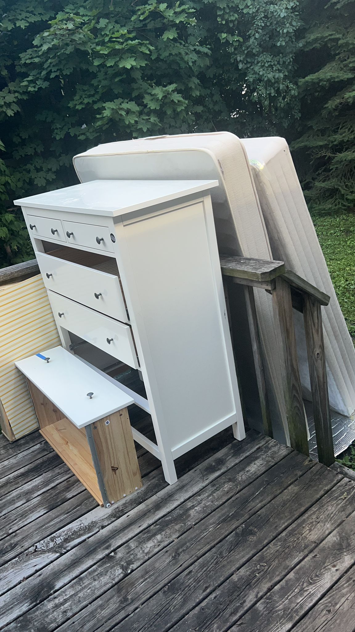 Mattress / Dresser