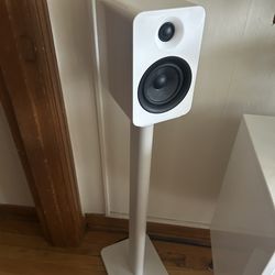 Kanto hi-fi bookshelf speakers - white gloss - with stands