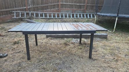 Outdoor table expands