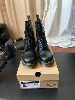 Doc Martens women’s 7 - 1460 smooth leather lace up boots