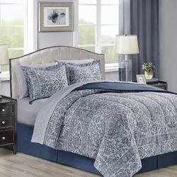 Brand New In Pack 8 Pieces King Size Reversible Bed In A Bag. Reg 100$. SheetSet Included