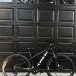 Trek Marlin 5 Mountain Bike 27.5”