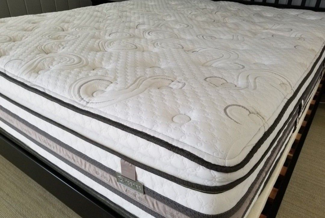 Clean And Comfortable King Size Serta Mattress 