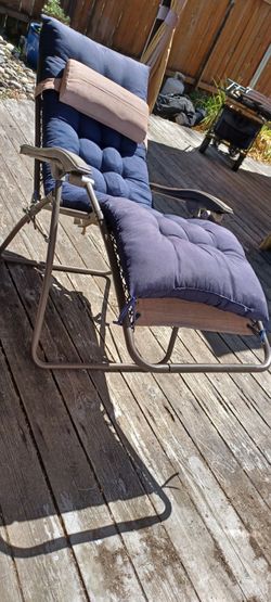 Gravity reclining chair with pad